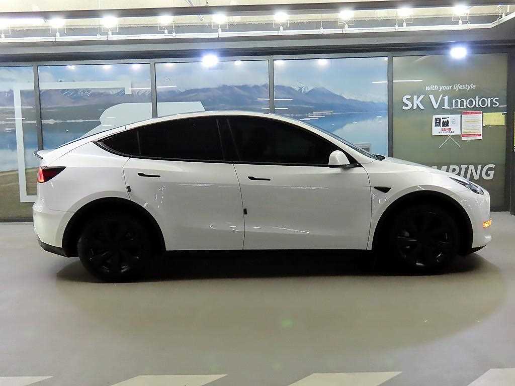 Tesla Model Y — photo 03