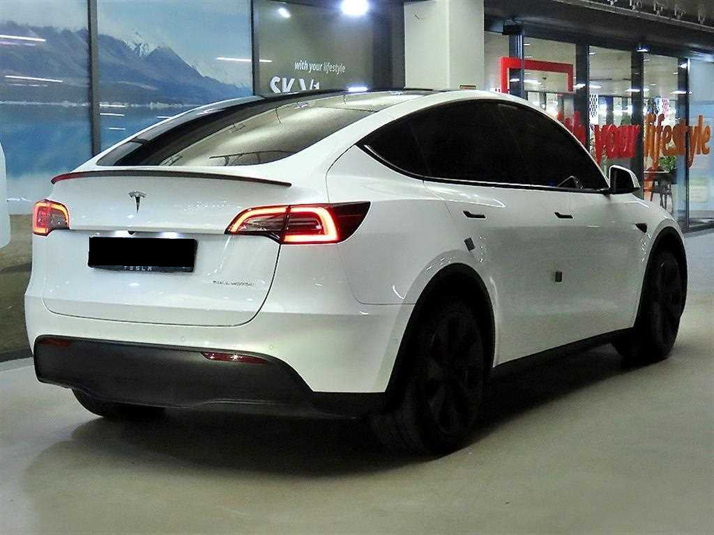 Tesla Model Y — photo 04