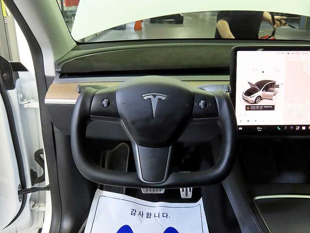 Tesla Model Y — photo 08