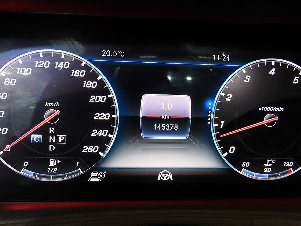 Mercedes-Benz S-Class — photo 10