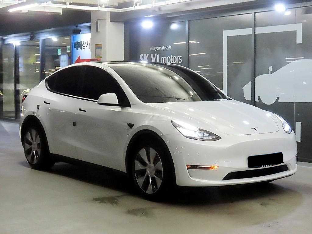 Tesla Model Y — photo 01