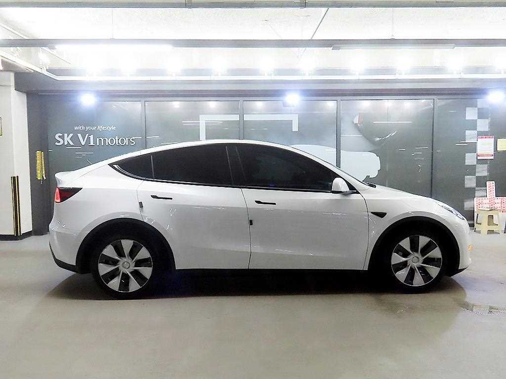 Tesla Model Y — photo 03