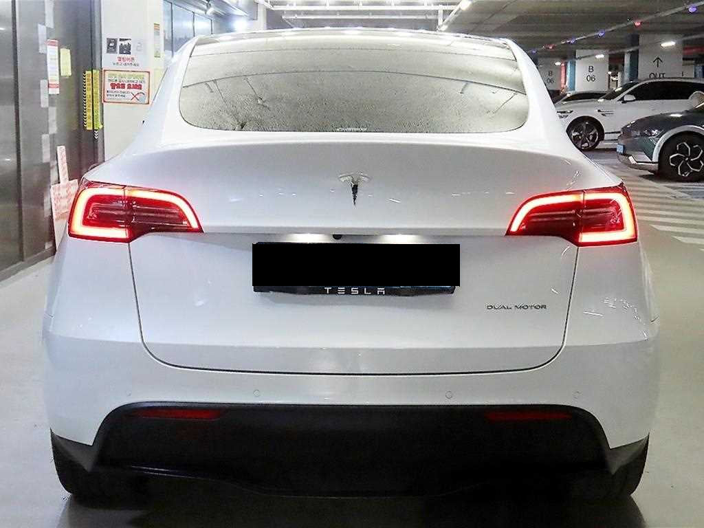 Tesla Model Y — photo 05