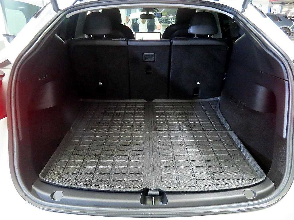 Tesla Model Y — photo 17