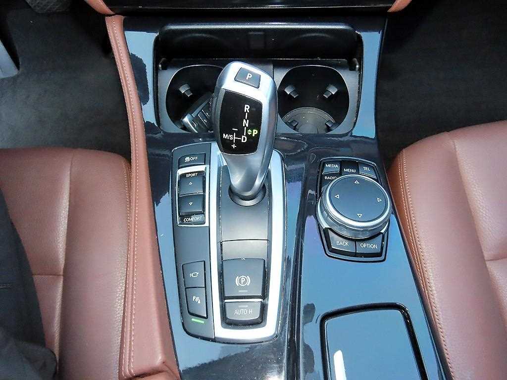 BMW 5-Series — photo 11