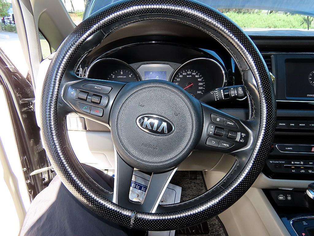 Kia Carnival — photo 09