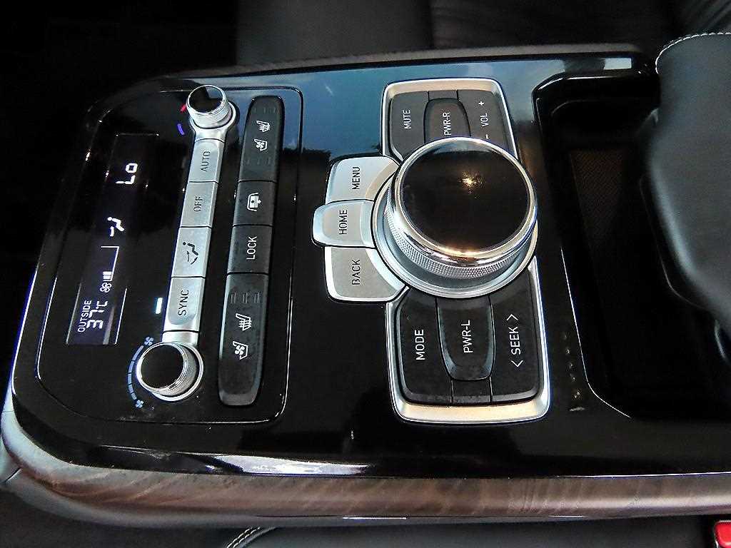 Genesis G90 — photo 16