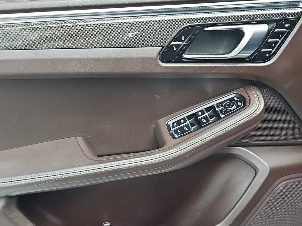 Porsche Macan — photo 15
