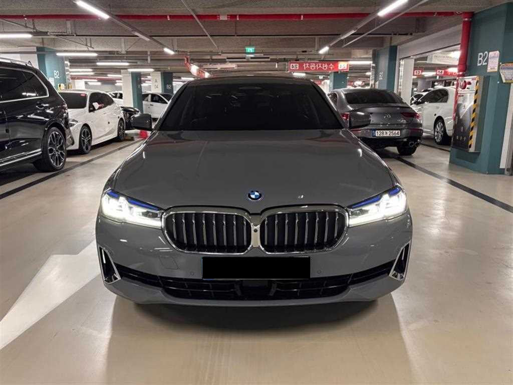 BMW 5-Series — photo 01