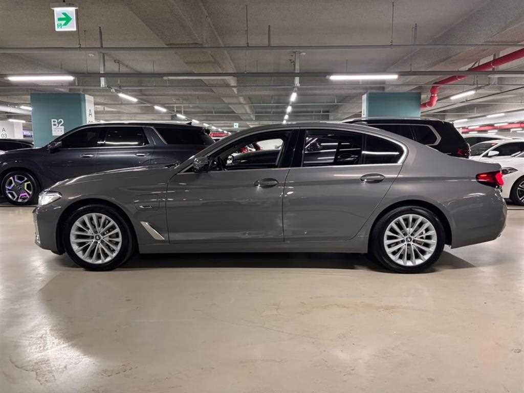 BMW 5-Series — photo 18