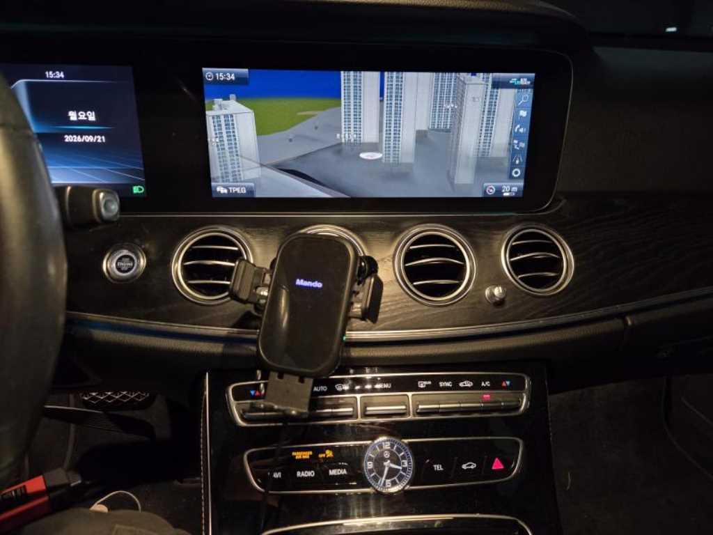 Mercedes-Benz E-Class — photo 07