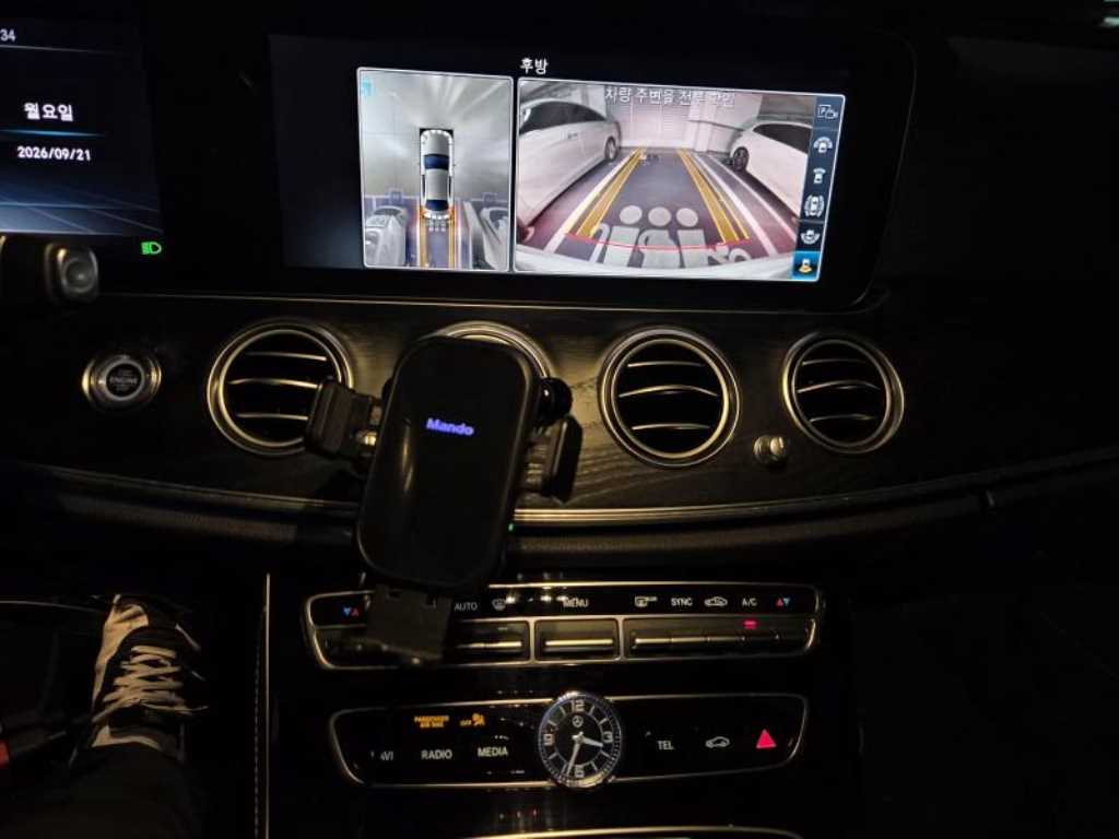 Mercedes-Benz E-Class — photo 08