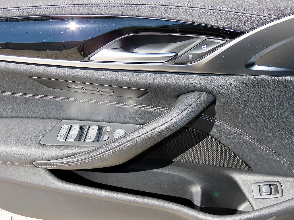 BMW 5-Series — photo 12