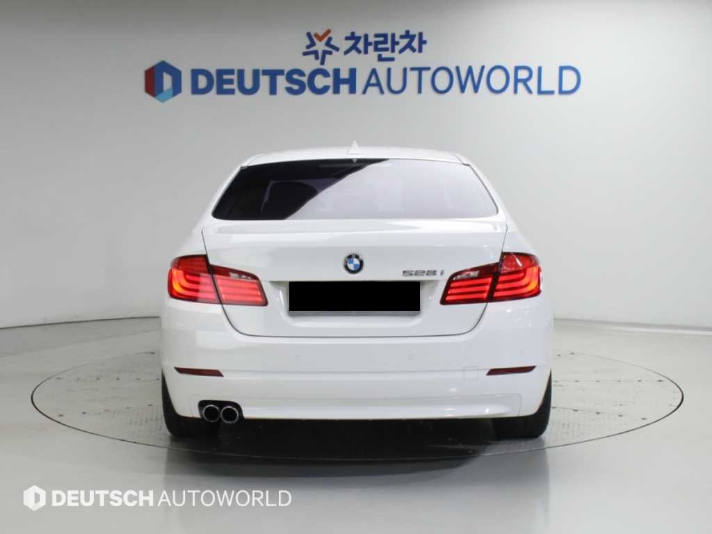 BMW 5-Series — photo 04