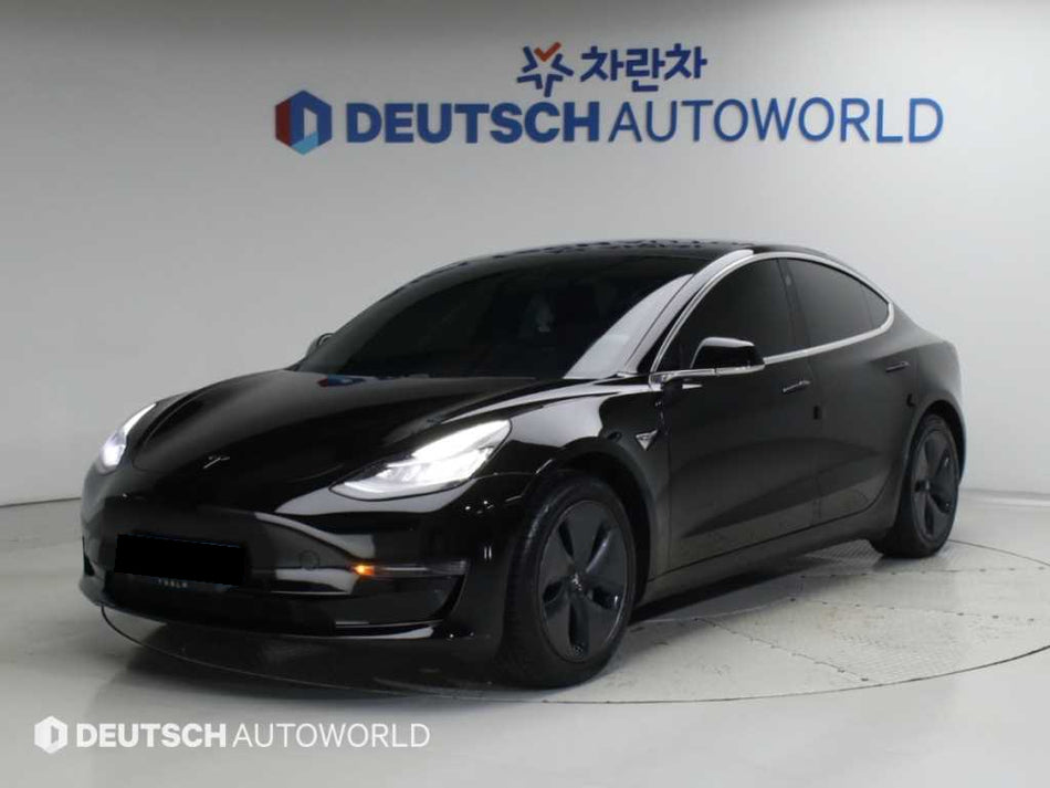 Tesla Model 3 — photo 01
