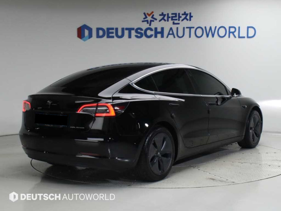 Tesla Model 3 — photo 02