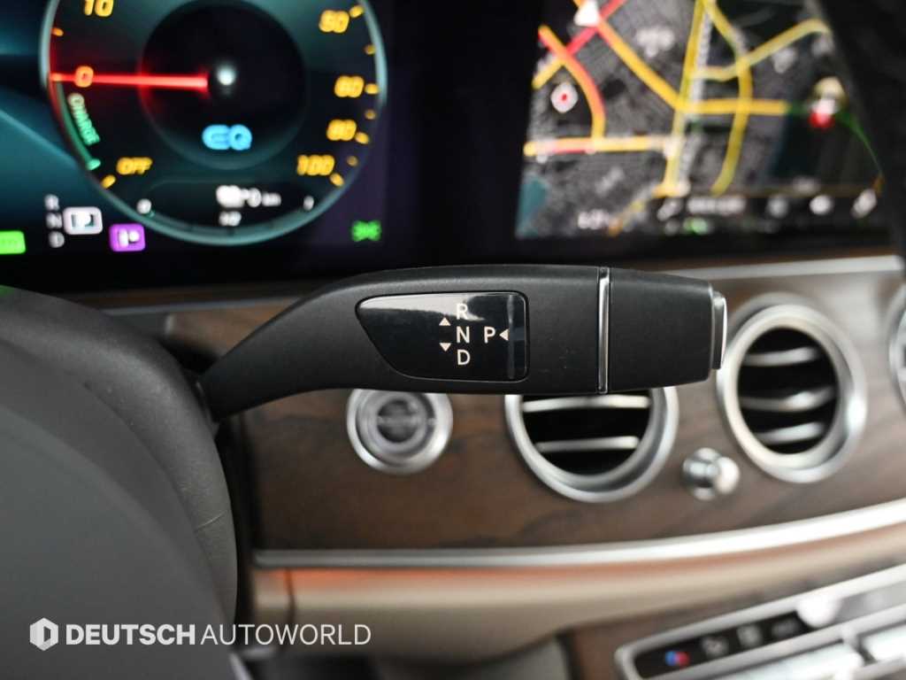Mercedes-Benz E-Class — photo 09