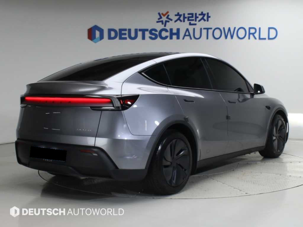 Tesla Model Y — photo 02