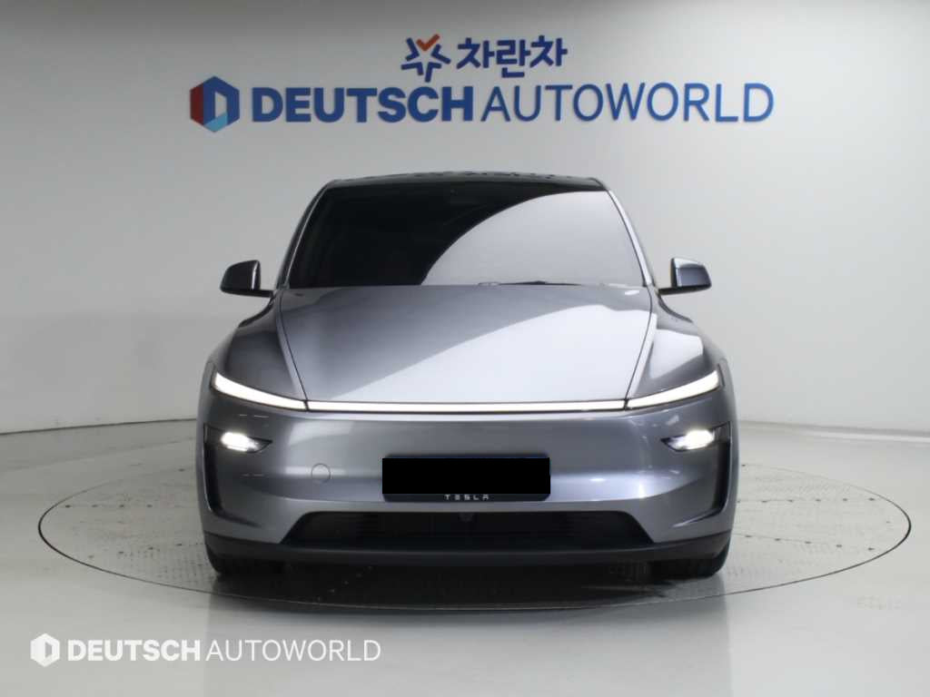 Tesla Model Y — photo 03