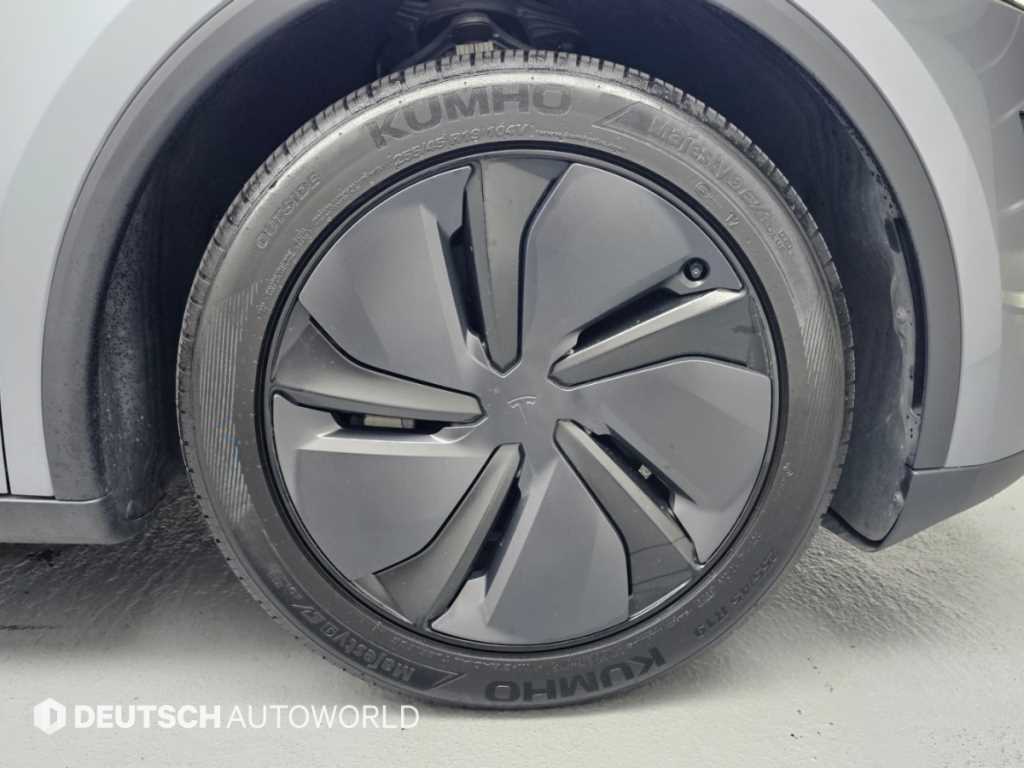 Tesla Model Y — photo 05