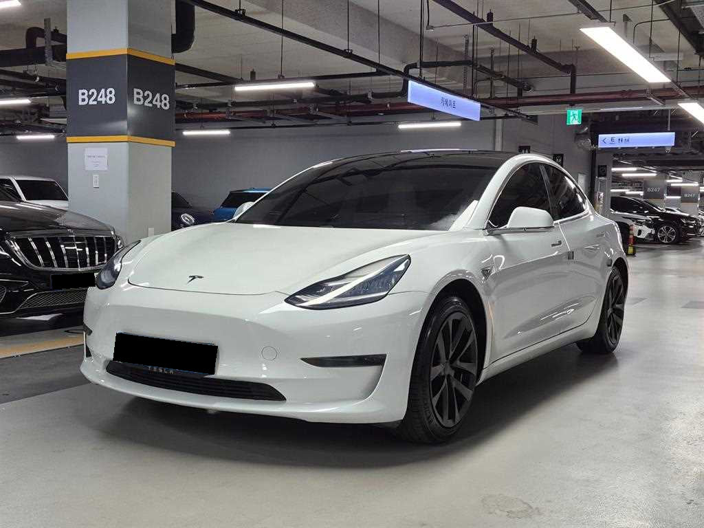Tesla Model 3 — photo 02