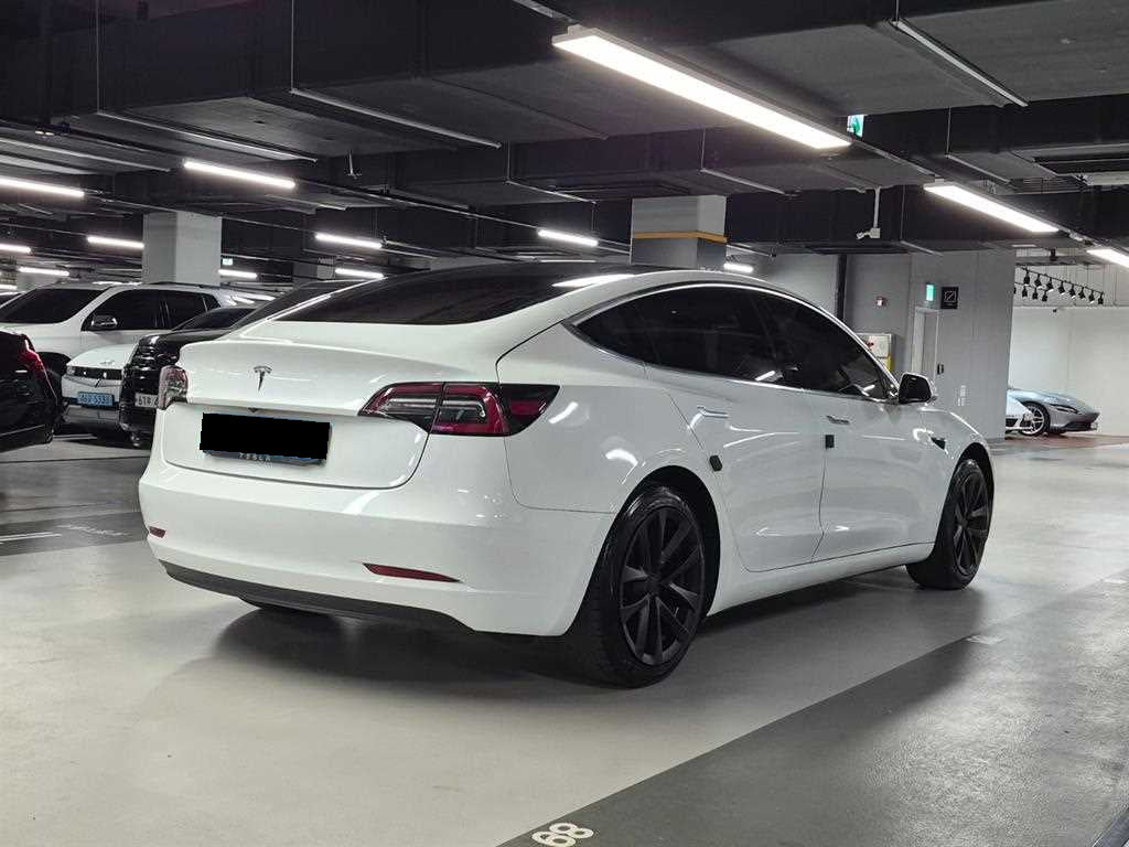 Tesla Model 3 — photo 04