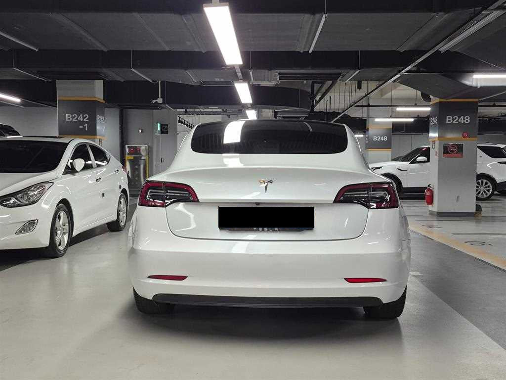 Tesla Model 3 — photo 05