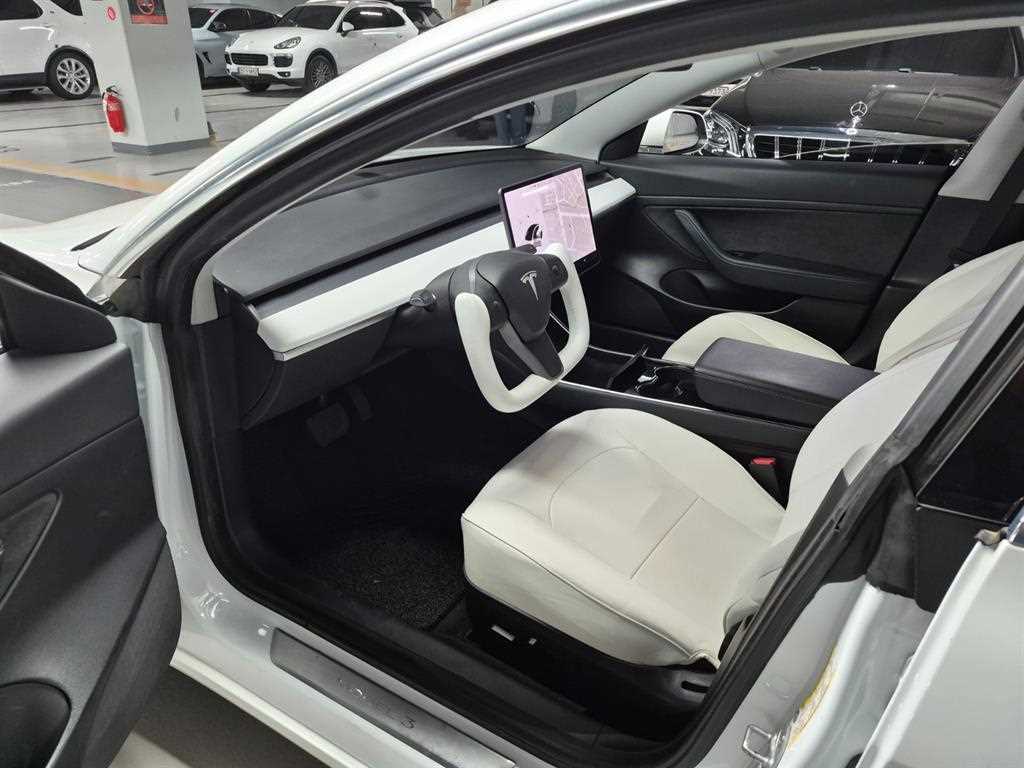Tesla Model 3 — photo 08
