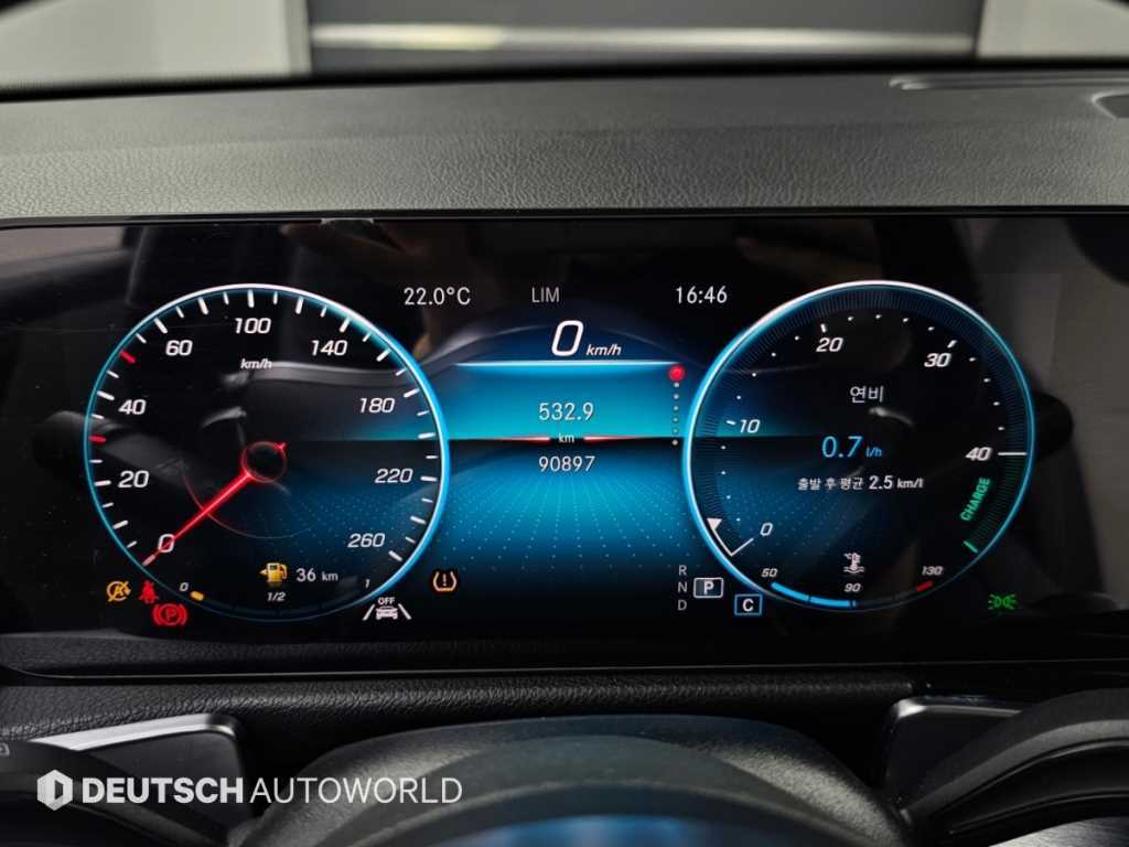 Mercedes-Benz GLB-Class — photo 08