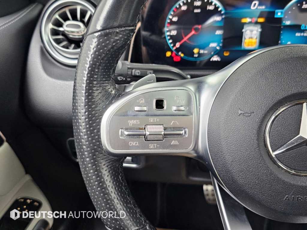 Mercedes-Benz GLB-Class — photo 16