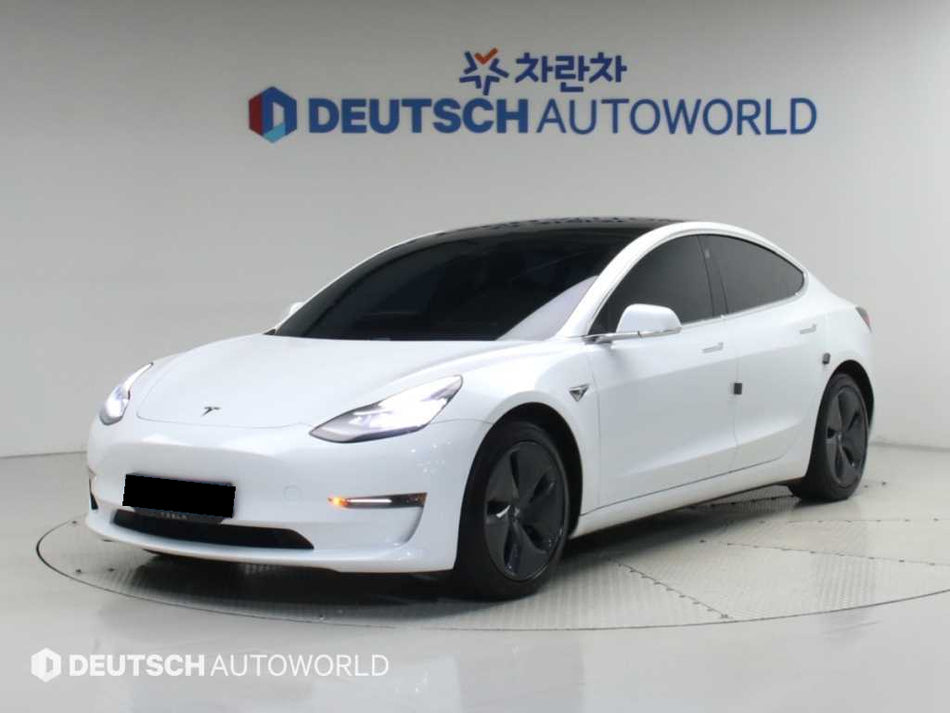 Tesla Model 3 — photo 01
