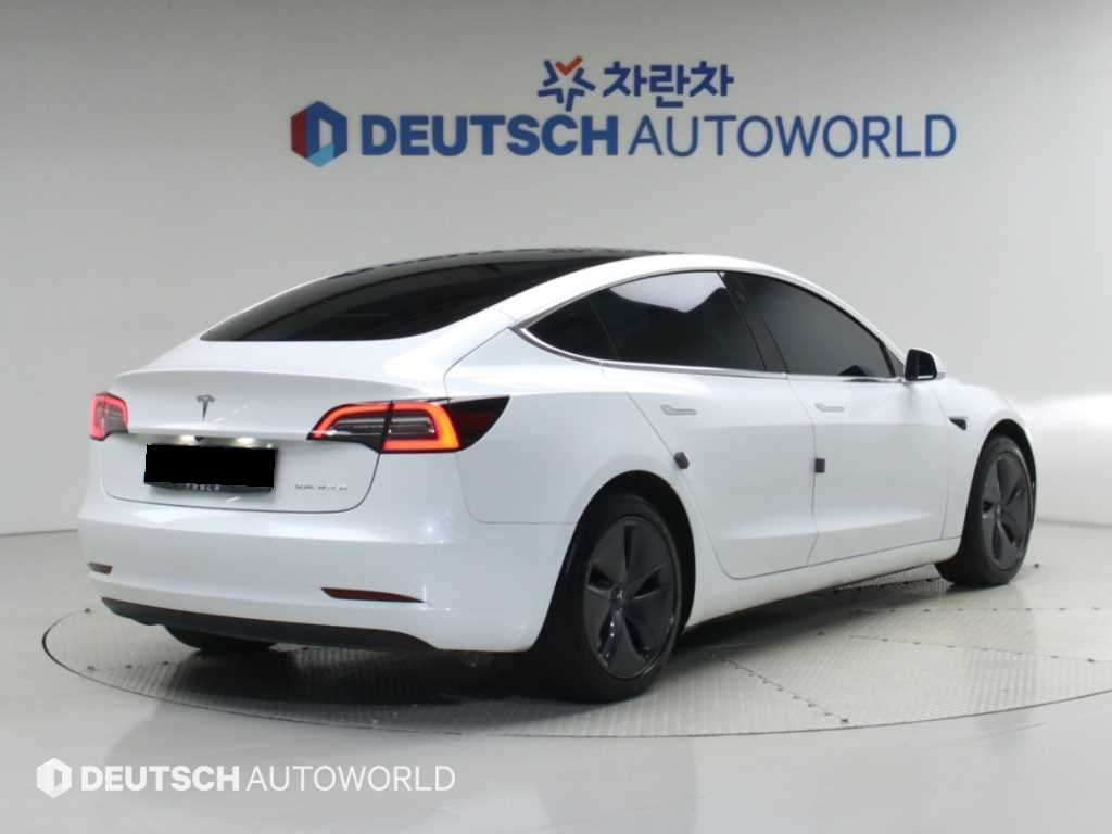 Tesla Model 3 — photo 02