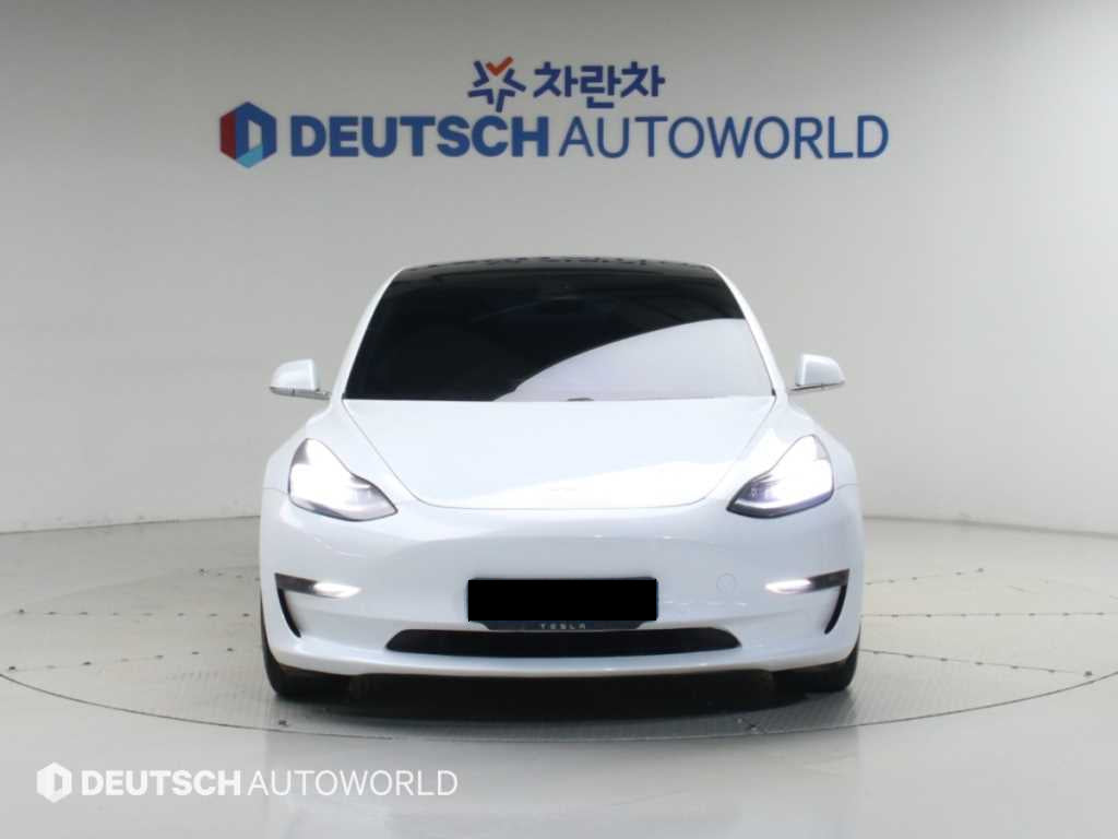 Tesla Model 3 — photo 03