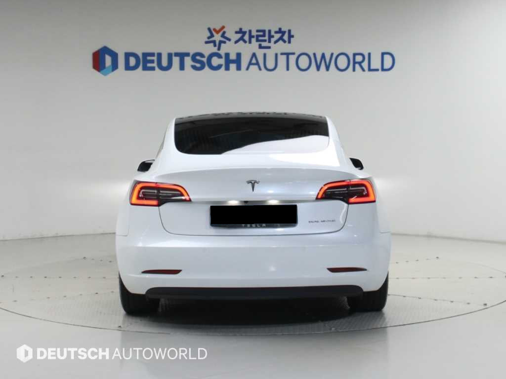 Tesla Model 3 — photo 04