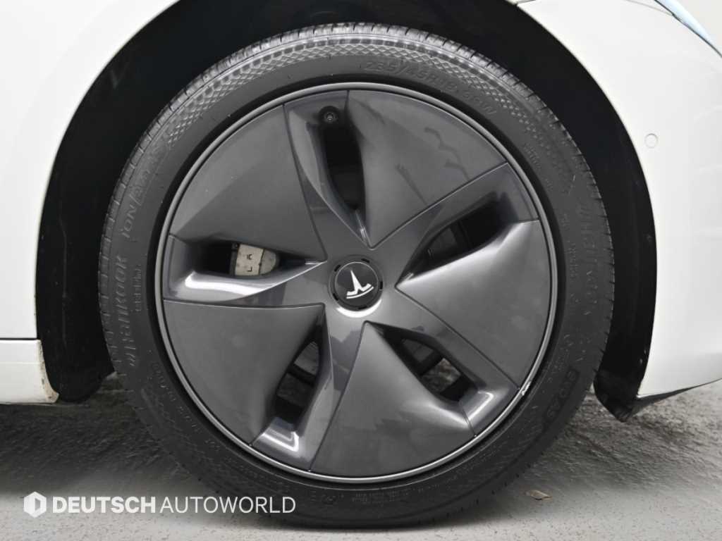 Tesla Model 3 — photo 05