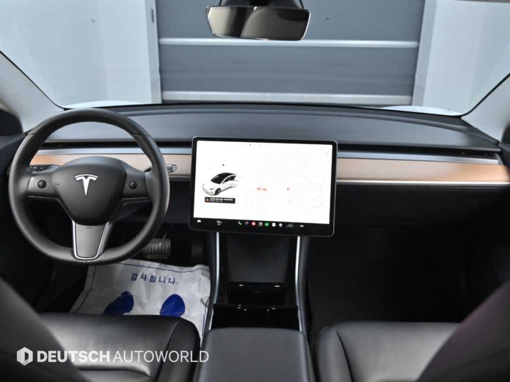 Tesla Model 3 — photo 07