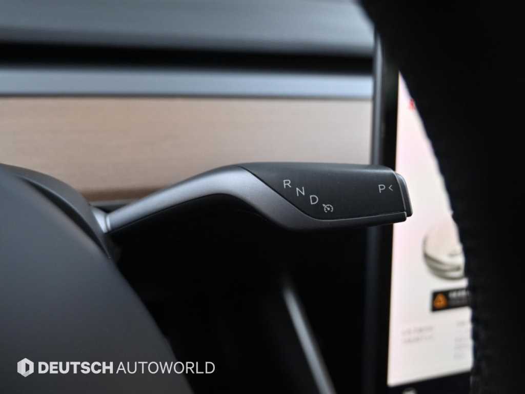 Tesla Model 3 — photo 09