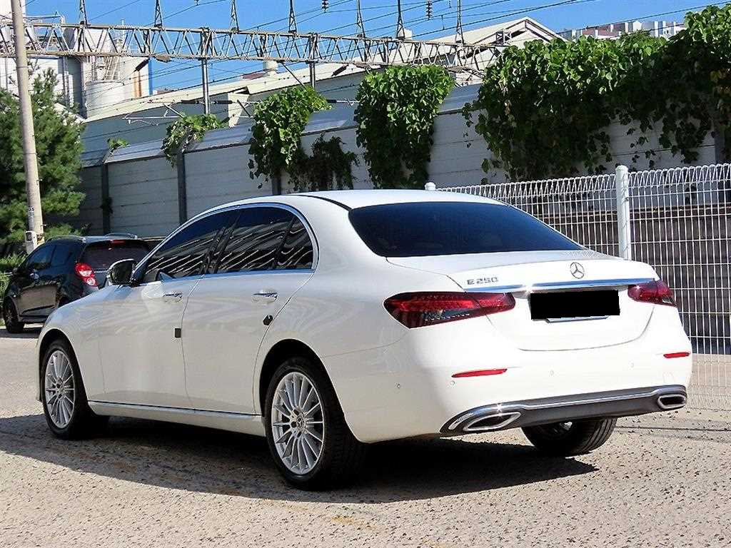 Mercedes-Benz E-Class — photo 04