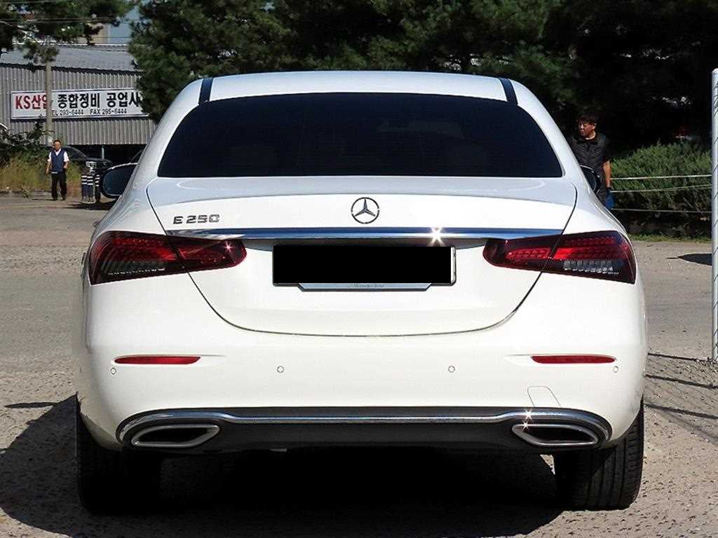 Mercedes-Benz E-Class — photo 05