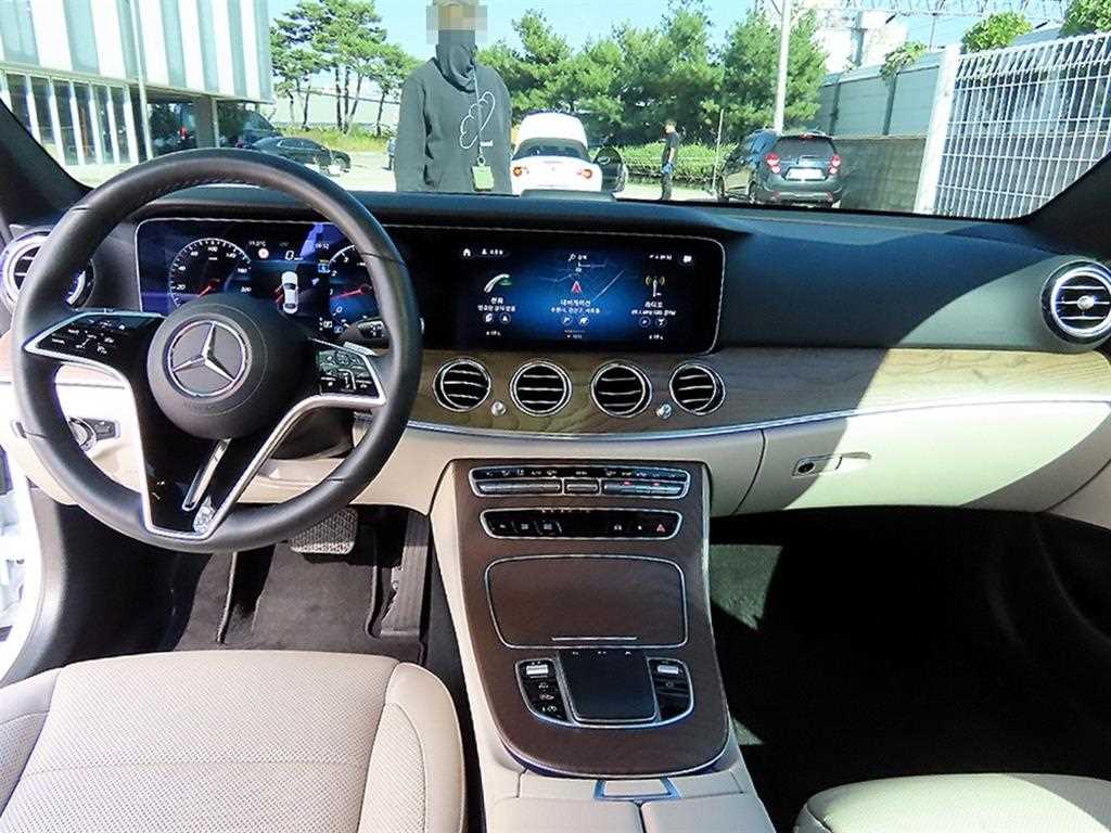 Mercedes-Benz E-Class — photo 07