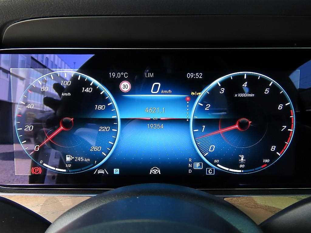 Mercedes-Benz E-Class — photo 09