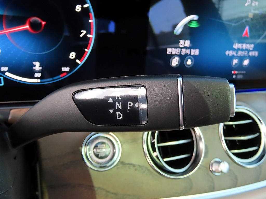 Mercedes-Benz E-Class — photo 11