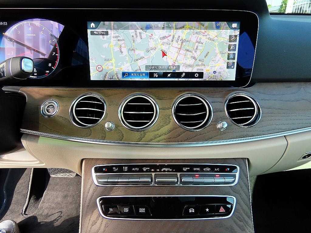 Mercedes-Benz E-Class — photo 13