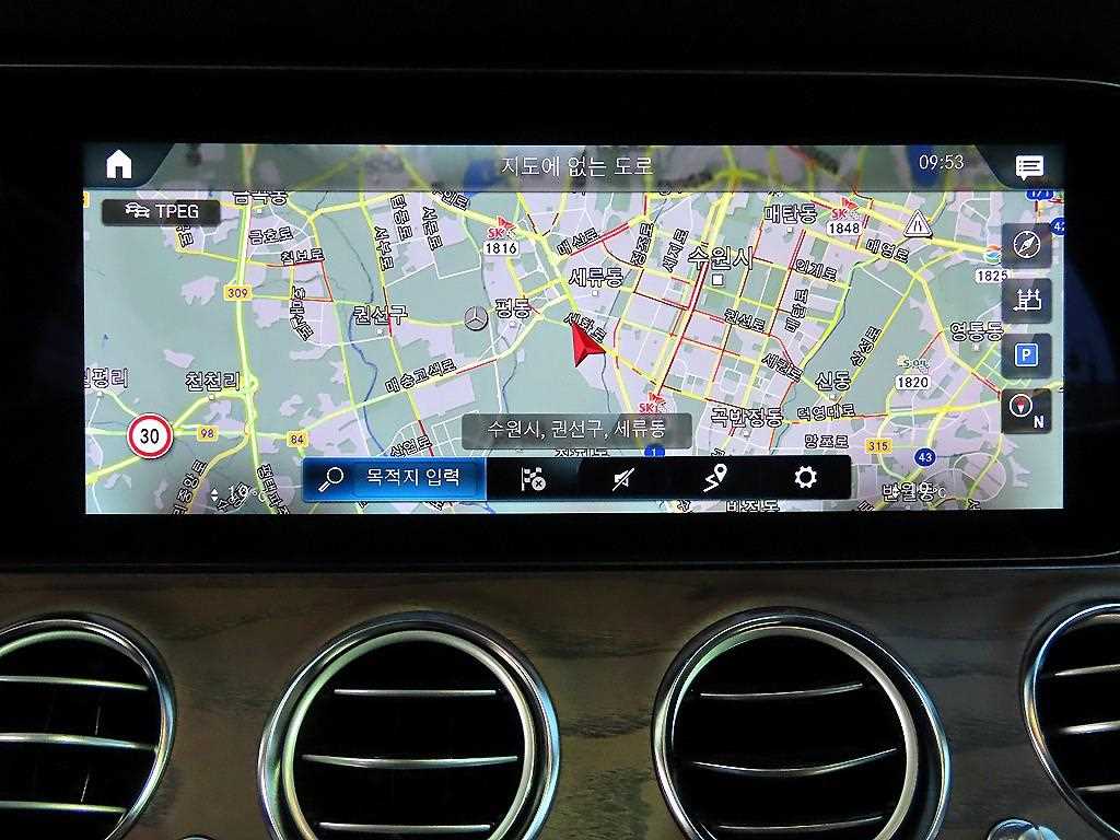 Mercedes-Benz E-Class — photo 14