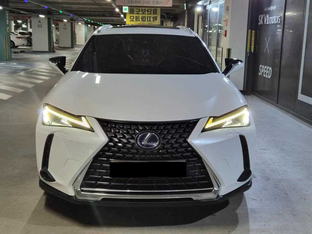 Lexus UX — photo 02