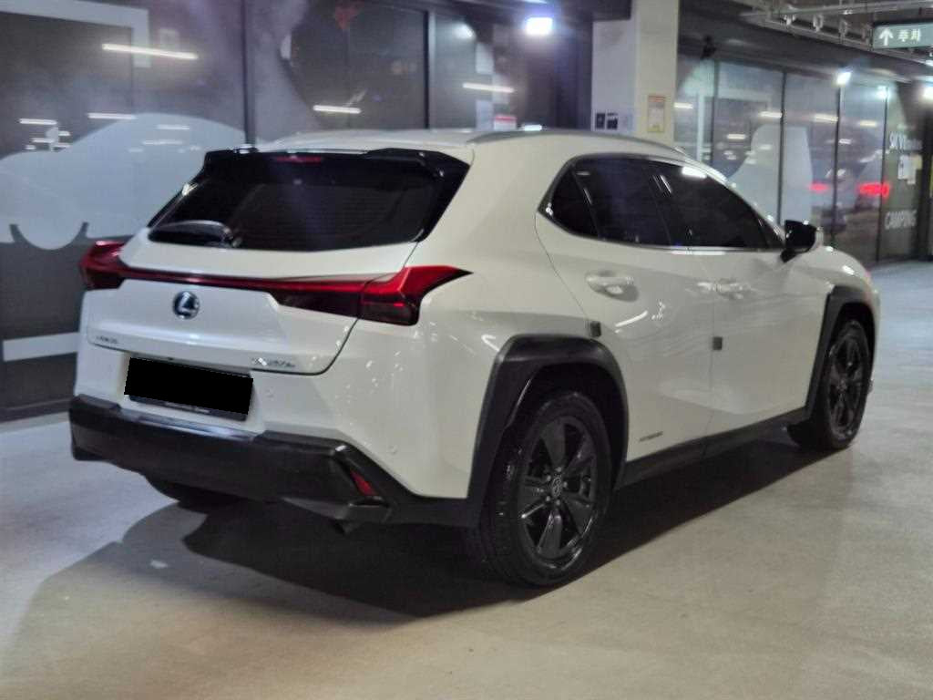 Lexus UX — photo 04