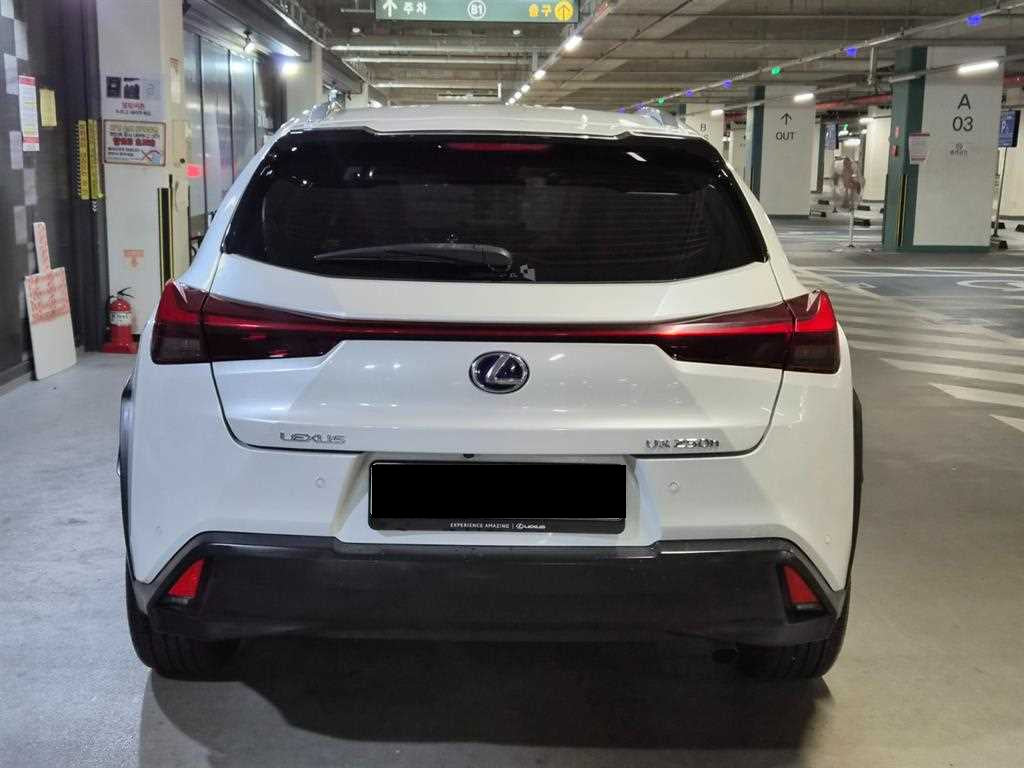Lexus UX — photo 05