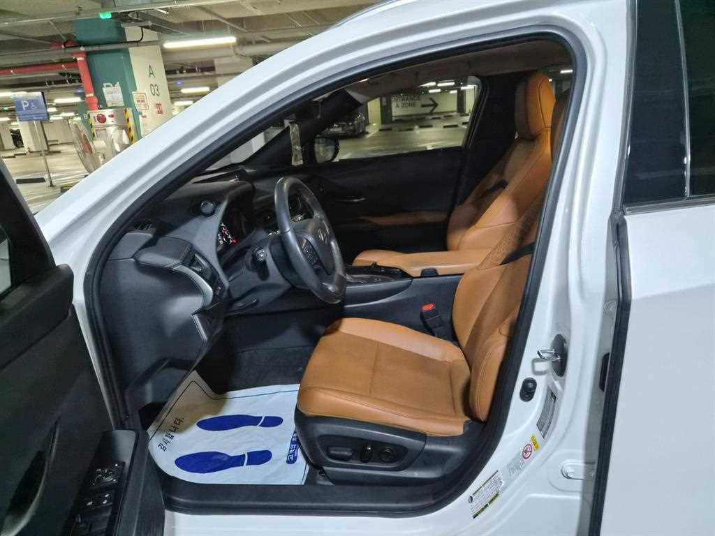 Lexus UX — photo 06