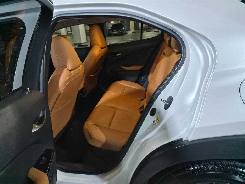 Lexus UX — photo 07
