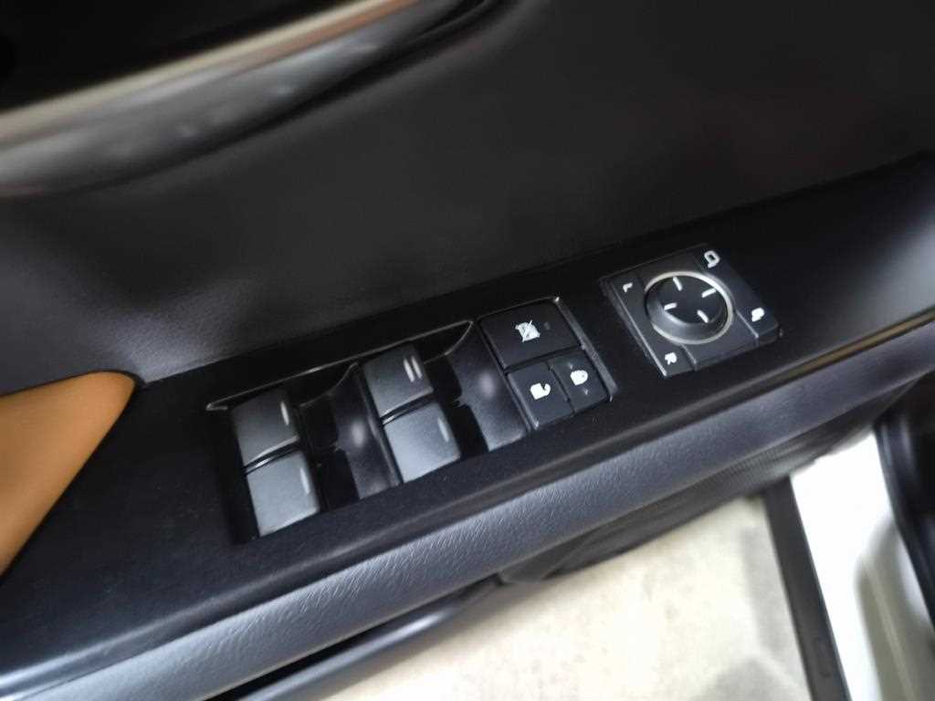 Lexus UX — photo 12
